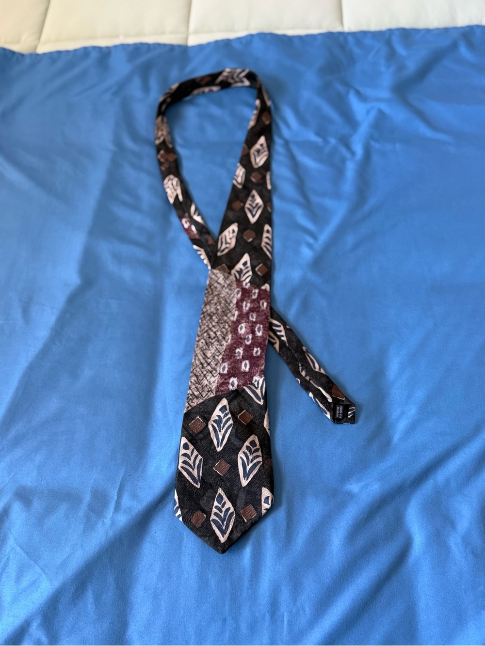 Men's Patterned Silk Tie in Black and Burgundy
